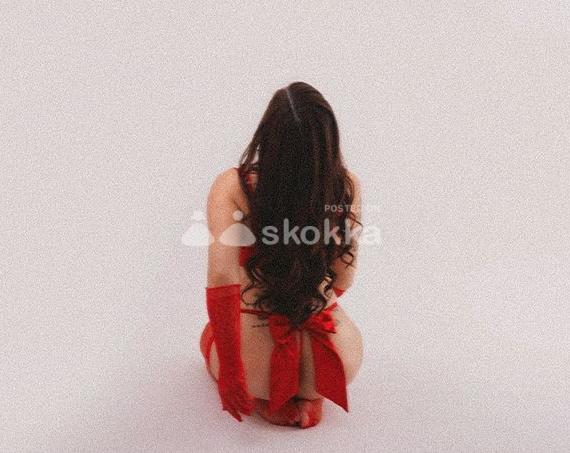 FIESTERA Y COMPLACIENTE